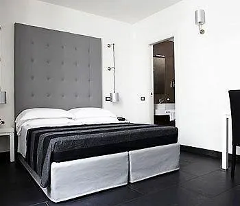 Via Del Corso 4* Rome