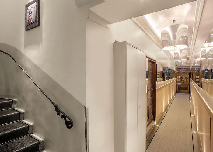 Via Del Corso 4* Рим