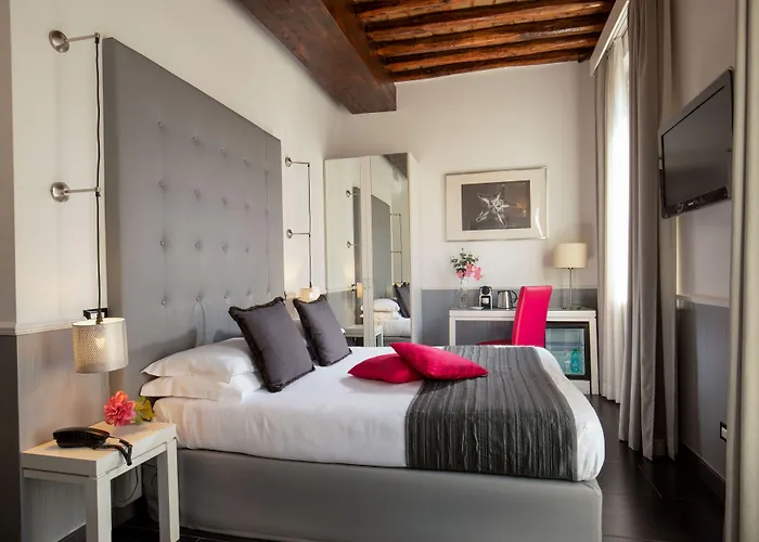 Via Del Corso 4* Rome