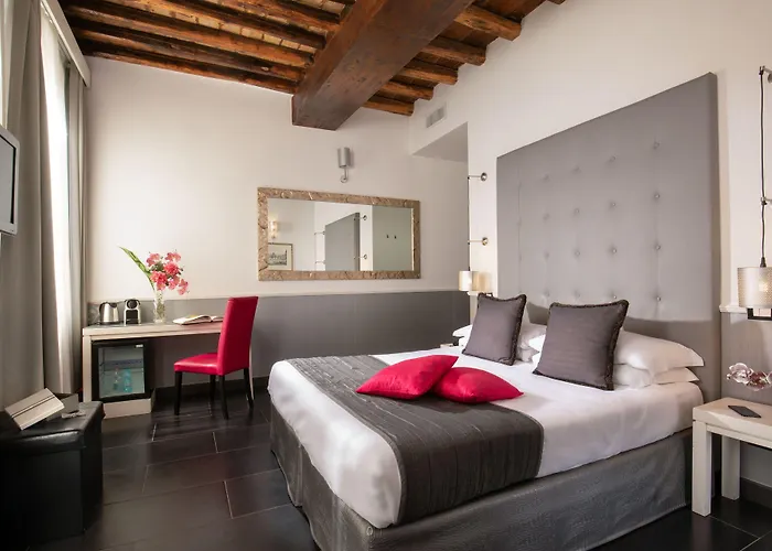 Via Del Corso 4*